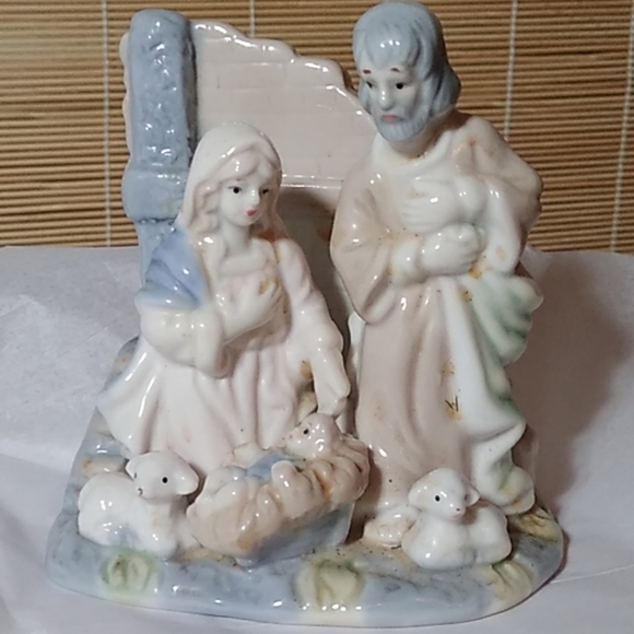 Porcelain Nativity Scene with muted colors - Picture 1 of 6